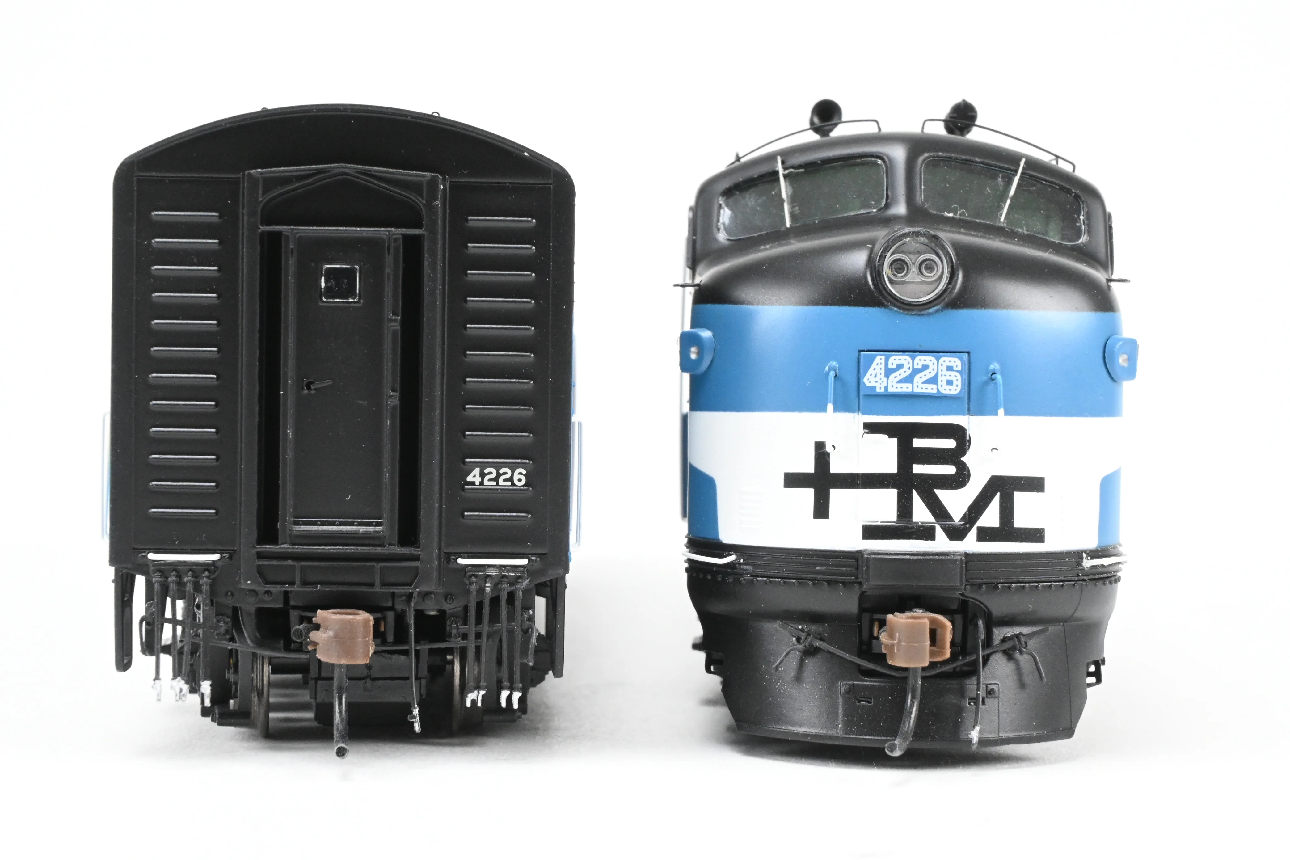 HO Athearn Genesis B&M – Boston & Maine EMD F2-A/F2-B Passenger Set Tsunami2 DCC & Sound - Image 10