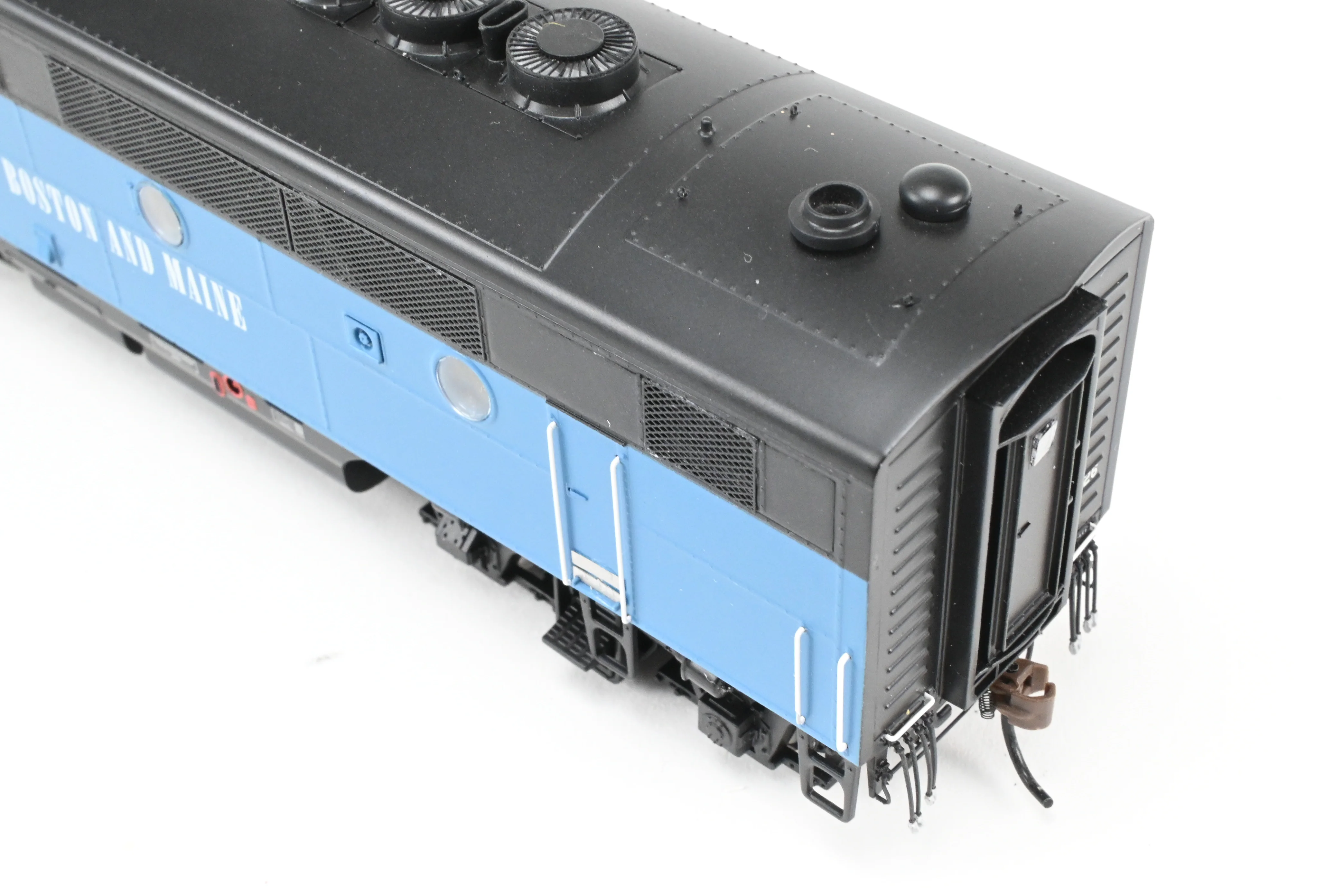 HO Athearn Genesis B&M – Boston & Maine EMD F2-A/F2-B Passenger Set Tsunami2 DCC & Sound - Image 12