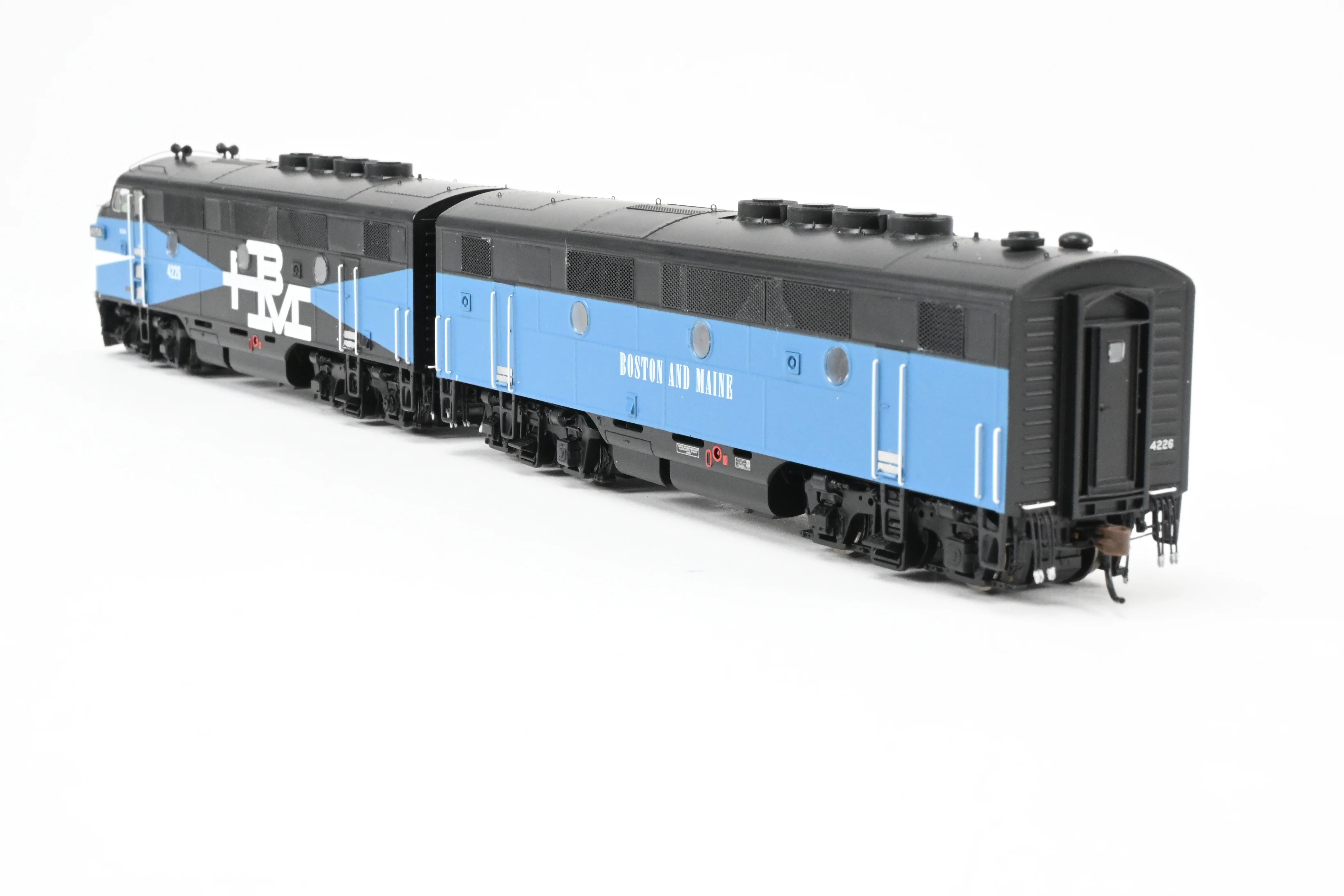HO Athearn Genesis B&M – Boston & Maine EMD F2-A/F2-B Passenger Set Tsunami2 DCC & Sound - Image 5