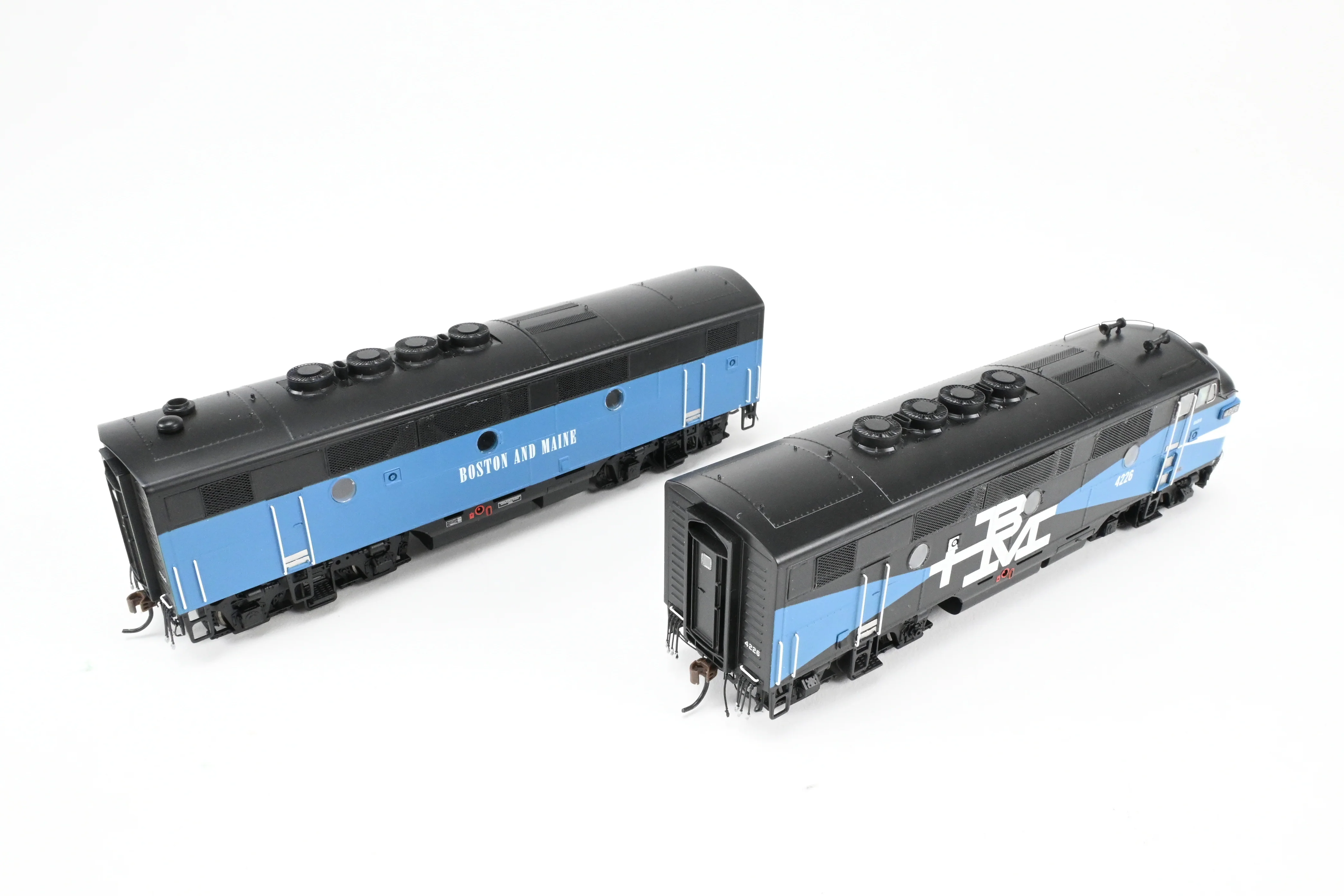 HO Athearn Genesis B&M – Boston & Maine EMD F2-A/F2-B Passenger Set Tsunami2 DCC & Sound - Image 8