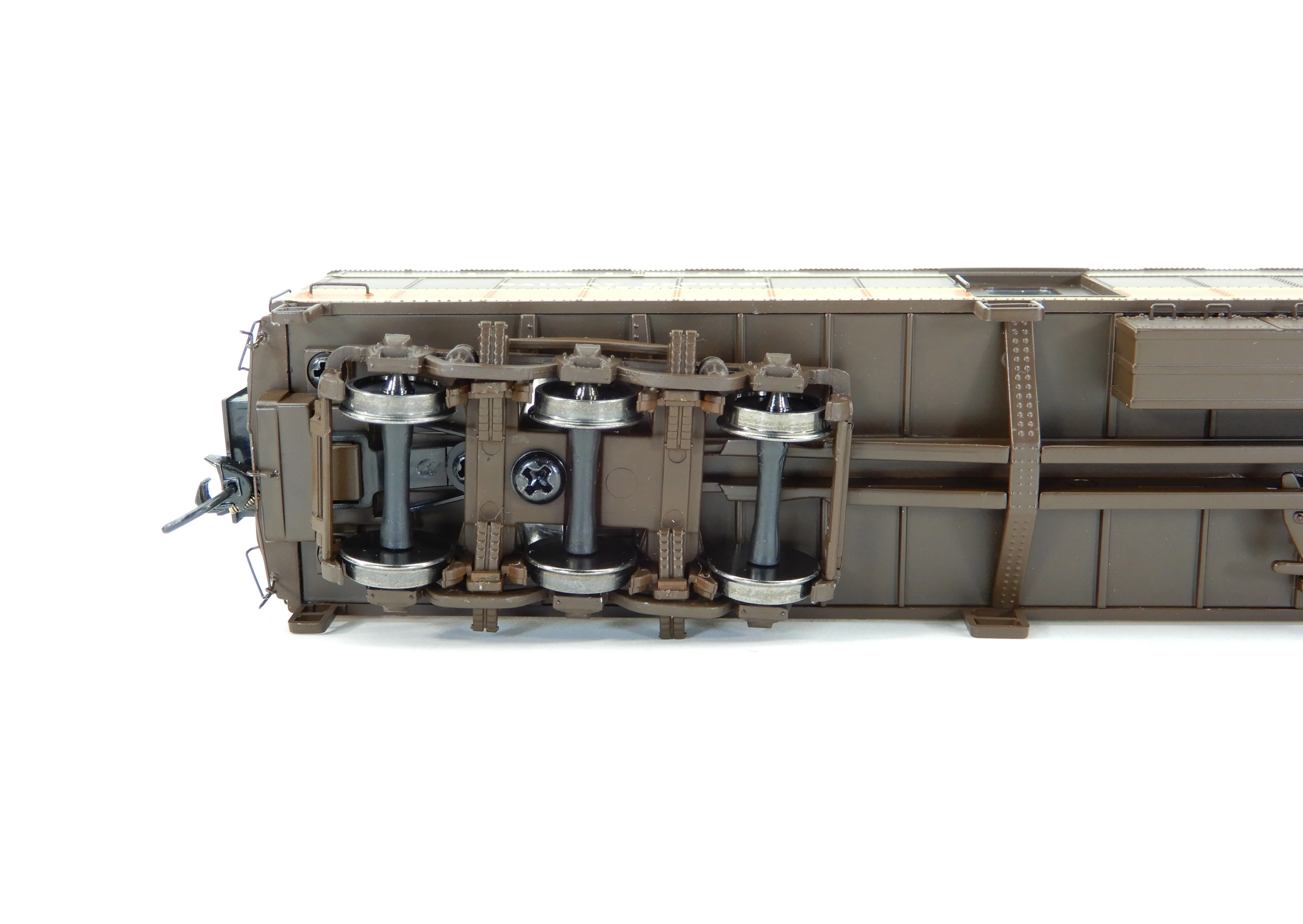 HO Walthers IC - Illinois Central ACF 70' Heavyweight Arched Roof Baggage Car - Image 4